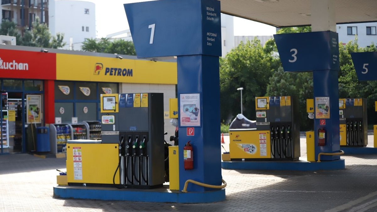 O benzinărie Petrom din București, într-o zi de vară, se văd copaci înfrunziți, 30 iunie 2026