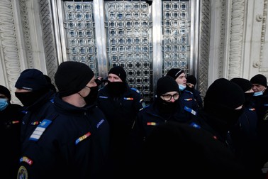 Mai mulți jandarmi stau în fața unei uși a Palatului Parlamentului pentru a împiedica manifestanții să intre în clădire | Foto: Hepta / Andreea Alexandru (Mediafax)