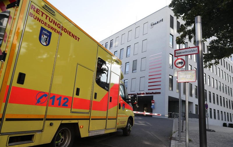 O persoană a murit și 13 au fost rănite, după ce un camion a intrat într-un autobuz în Germania