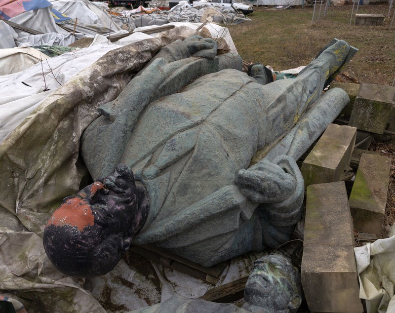 Am găsit statuia lui Lenin din București! Este păzită cu 15 câini într-o locație secretă, de frica hoților de fier vechi. „Nu poate fi topită, e o operă de artă”