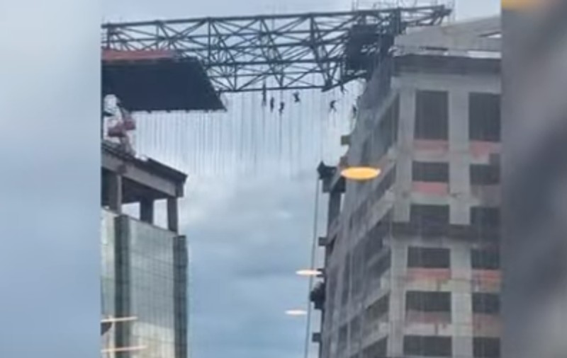 Un muncitor a murit și alți 7 au rămas agățați de cabluri la 140 de metri înălțime, după ce schela pe care lucrau s-a prăbușit, la Sao Paolo