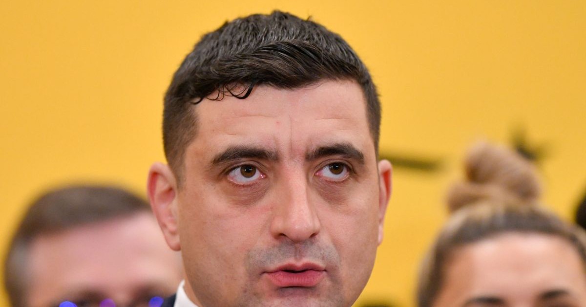 Președintele AUR, George Simion pe fundal galben