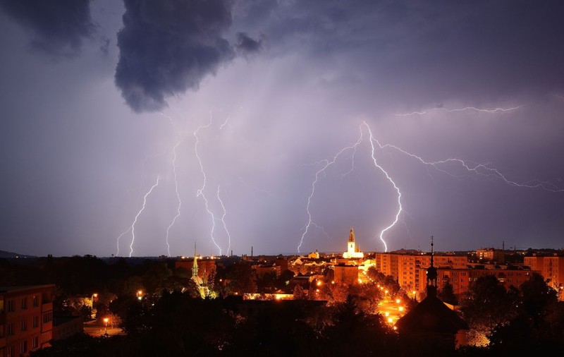 Avertizare meteo ANM de furtuni cu descărcări electrice și vânt. Județele care sunt sub cod galben de vreme rea