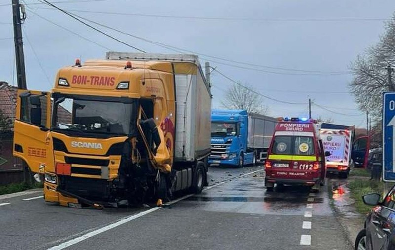 Trafic oprit pe DN1 în Bihor, după un impact puternic între un TIR și o mașină. Rezervorul camionului a fost spart