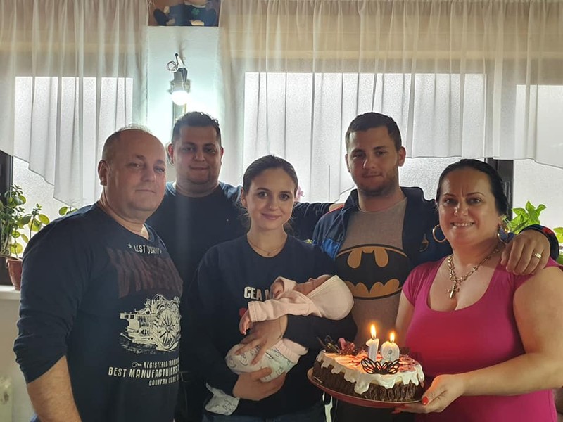 Marian, al doilea de la stânga, și familia lui.