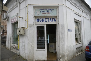Intrarea din zilele noastre în cofetăria-gelaterie e pe "Dinu Lipatti"