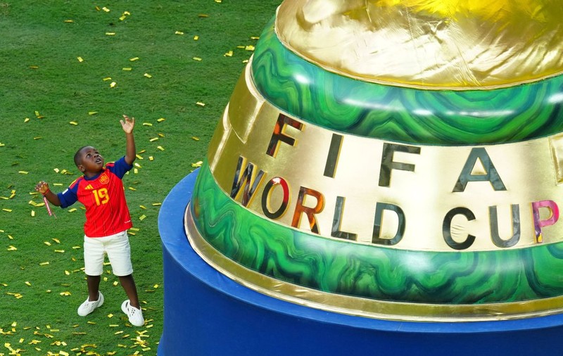 Ce a încercat fratele mai mic al lui Lamine Yamal să-i facă trofeului de la Campionatul Mondial de fotbal din 2026