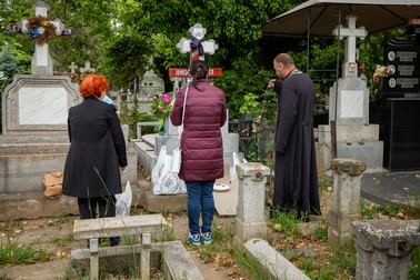 În prima zi de la redeschiderea cimitirelor, unii oameni au vrut să dea de pomană în amintirea celor dragi