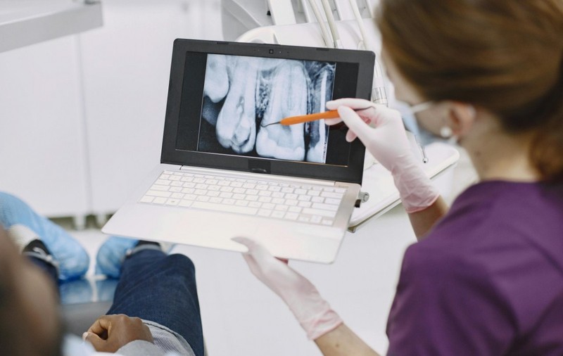 Implant dentar în 2026: ce influențează costul și ce ar trebui să știi înainte de tratament