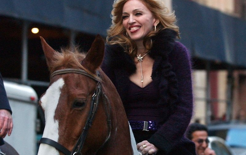 Căzătura Madonnei de pe cal a stârnit divorţul de Guy Ritchie