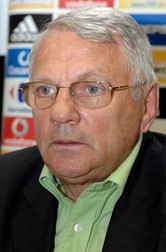 Conferin?ã de presã sus?inutã de Mircea Rãdulescu(in imagine), directorul ªcolii Federale de Antrenori din cadrul FRF ºi Iuri Puntus, selec?ionerul Belarusului