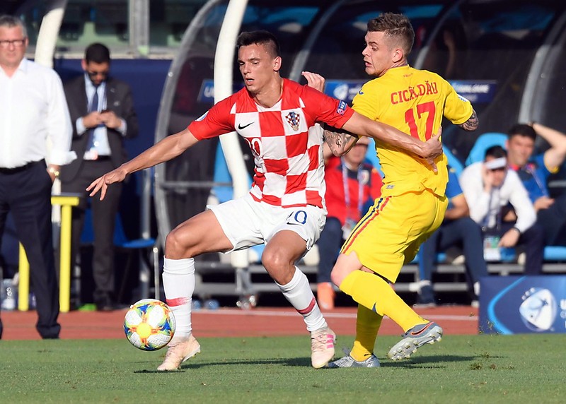 Alexandru Cicâldău, stânga, nu l-a lăsat să respire pe croatul Nikola Moro EPA-EFE/LUCA FANFANI