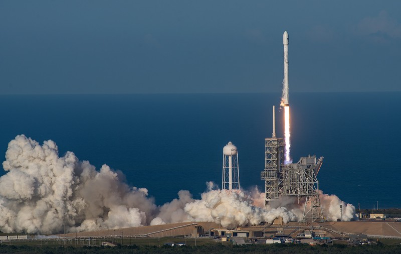 VIDEO / Elon Musk vrea să călătorim cu racheta dintr-un colț în altul al Pământului în mai puțin de o oră. SpaceX va lansa prima navetă către Marte în 2022 și va forma o colonie umană din 2024