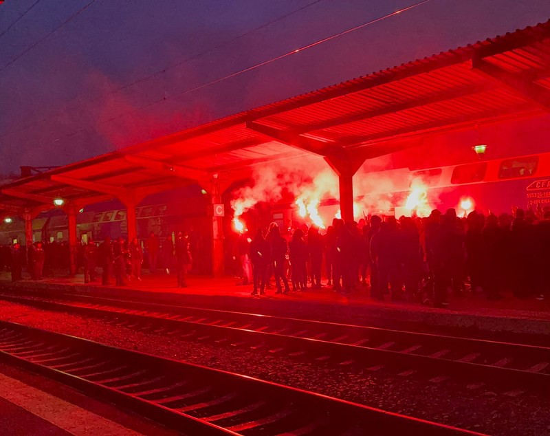 Ultrașii Petrolului au dat cu fumigene în Gara de Nord, înainte de meciul cu Rapid. FOTO