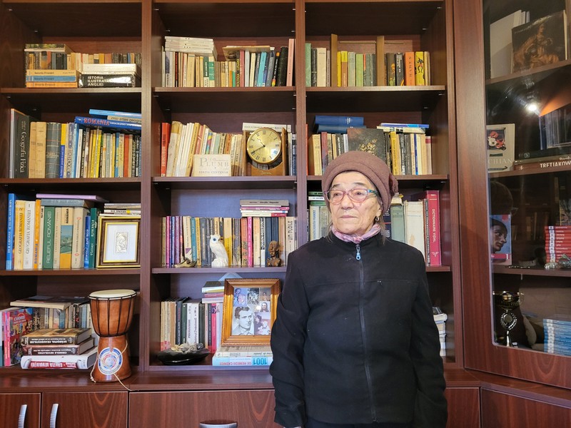 Elena Nechita, lângă biblioteca în care sunt adunate și cărți despre Revoluție