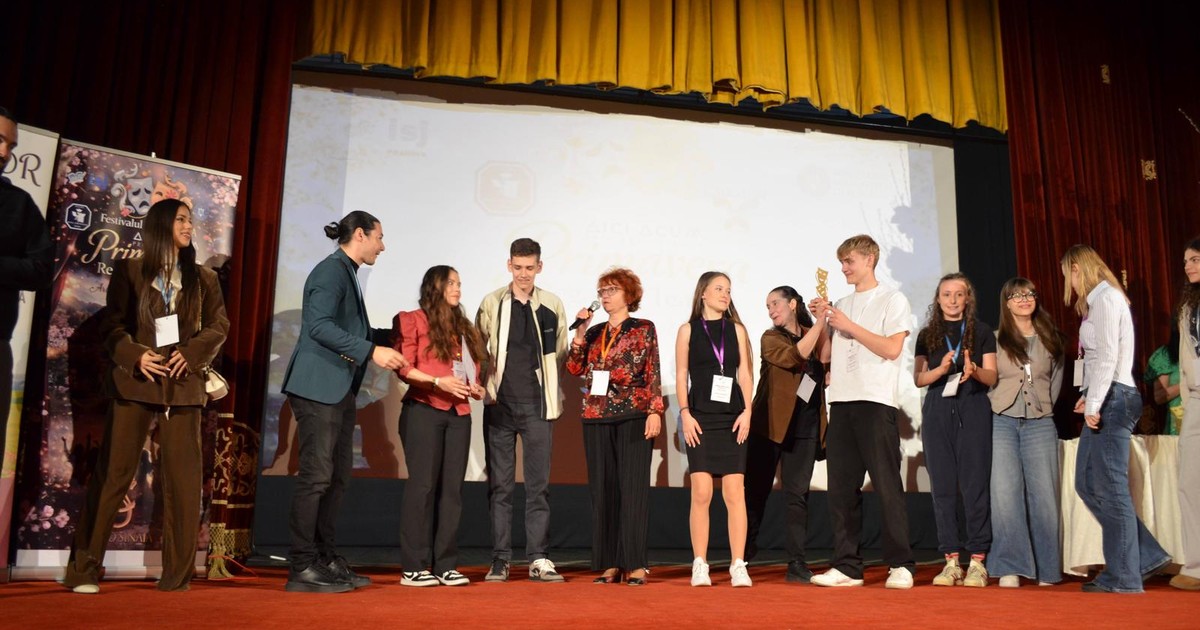 Elevi trupa de teatru pe scena