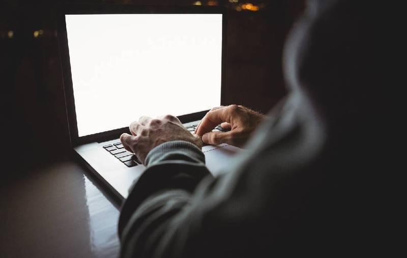 Avertisment Microsoft pentru turiști: hackerii ruși îți pot fura parolele și datele când te conectezi la Wi-Fi-ul hotelului