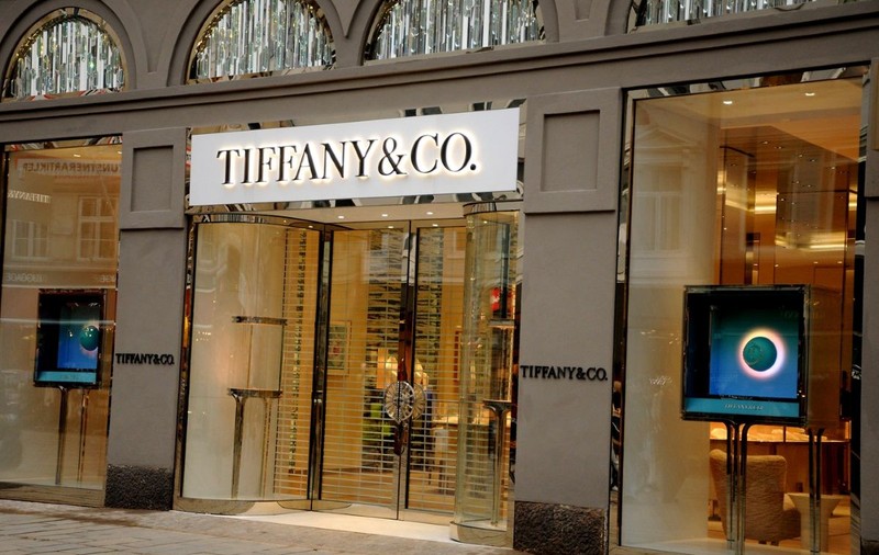 Un bărbat ar fi înghițit cercei Tiffany & Co. în valoare de 769.000 de dolari, după un jaf la un magazin din Florida