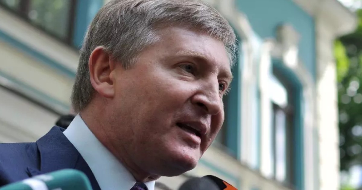 Rinat Ahmetov îmbrăcat în costum, în timp ce susține declarații
