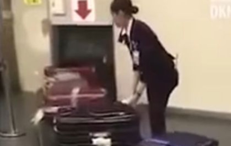 VIDEO | Ce face angajata unui aeroport cu bagajele pasagerilor. Gestul ei a devenit viral pe internet