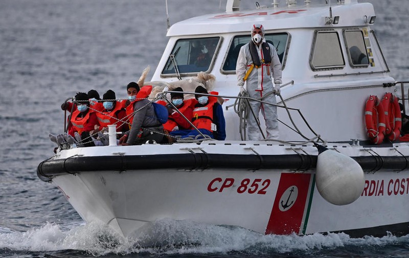 Cel puțin 11 migranți au murit după ce barca lor s-a scufundat în Marea Mediterană. 12 persoane sunt date dispărute