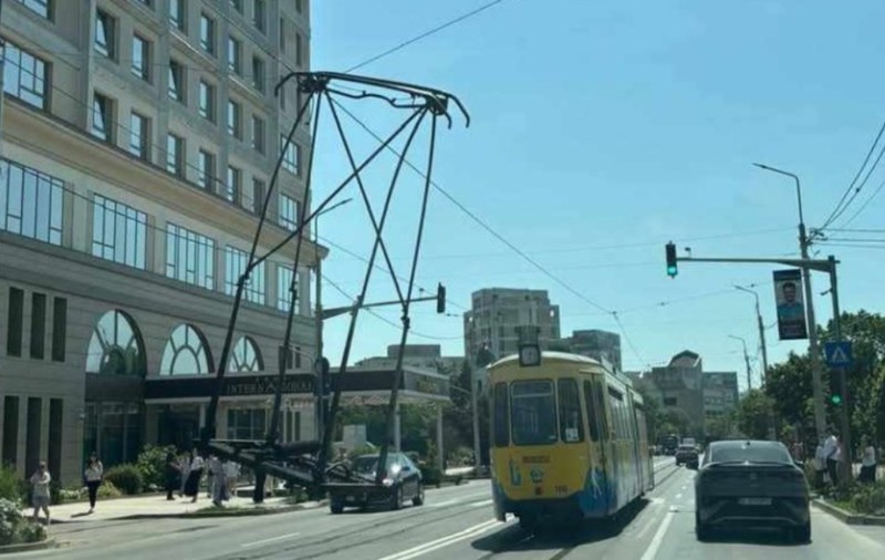 Un tramvai a rămas cu pantograful suspendat, în mers, la Iași. În ce an a fost fabricat mijlocul de transport în comun