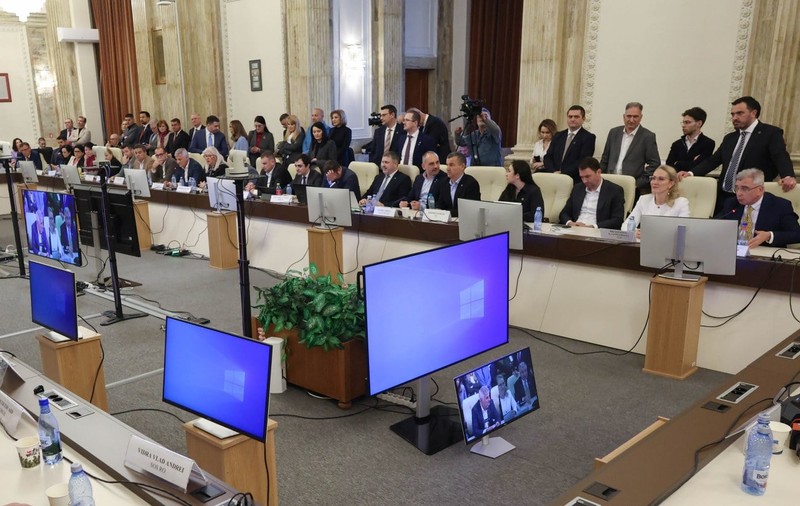 Scandal și blocaj la dezbaterea bugetului în Parlament. Amendamentul PSD pentru persoanele vulnerabile, respins de două ori. Grindeanu a convocat ședința coaliției joi, prezența lui Bolojan e incertă