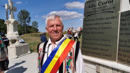 Primarul comunei Durnești, județul Botoșani, Vasile Sasu, la dezvelirea la Durnești (Botoșani) a monumentului tâlharului Gheorghe Coroi. Foto; gazetabt.ro