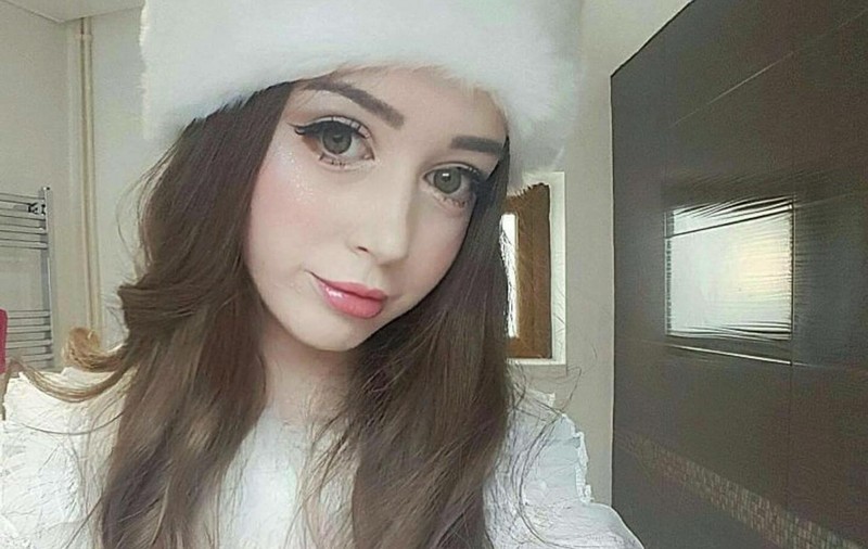 E frumoasă de pică, arată ca o păpușă Barbie, dar nu e fericită!