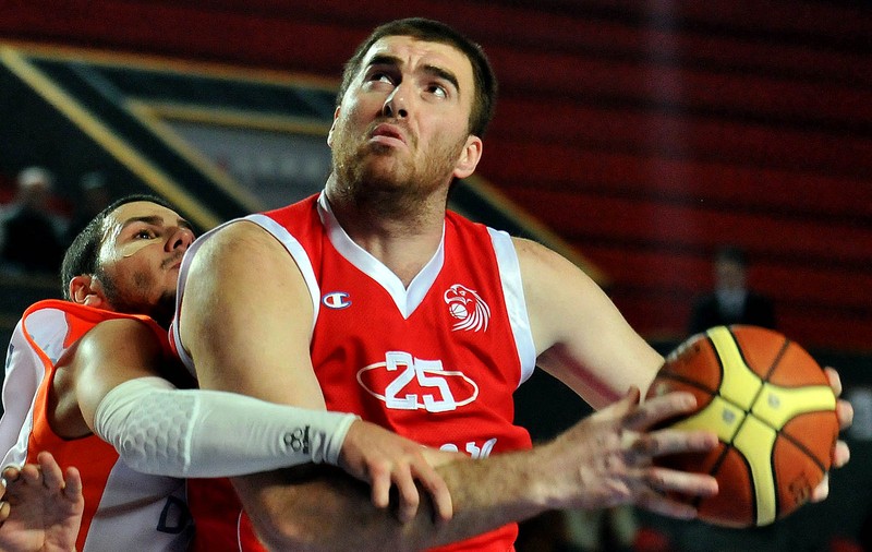 Cehul Ivo Hoger (2,25 de metri), cel mai înalt baschetbalist din Liga Naţională, a semnat cu Farul şi e gata să dea constănţencele pe spate. Vrea să se combine în România
