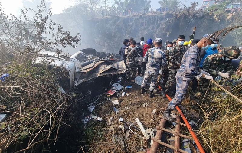 Căutătorii din Nepal au folosit drone și au coborât într-o prăpastie încercând să găsească ultimele două victime ale avionului prăbușit