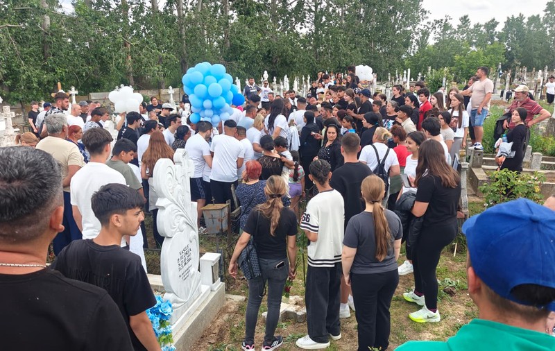 Mama copilului-erou din Chitila nu a venit la înmormântare. Nici fata salvată de la înec, nici aparținătorii celor transplantați. Nici vreun reprezentant al statului