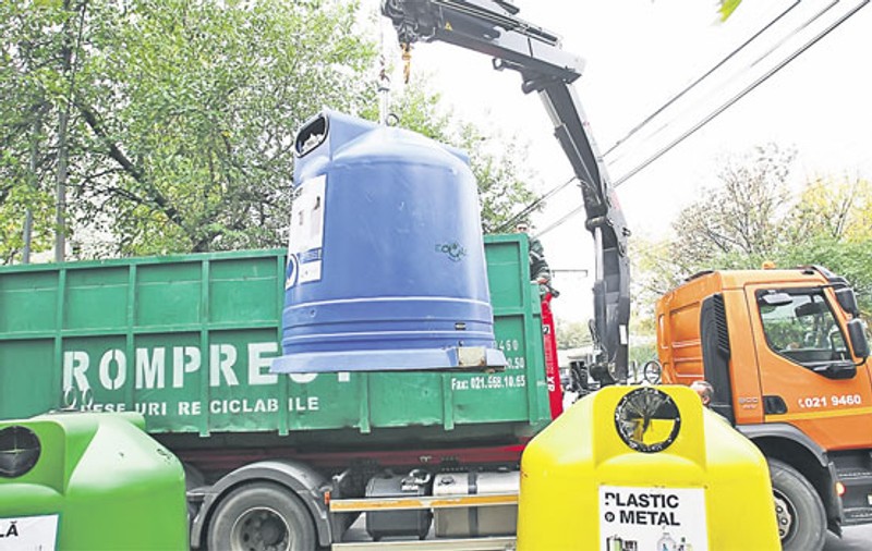 A dormit în pubelă | Un om al străzii s-a ascuns de frig într-un container de gunoi | FOTO