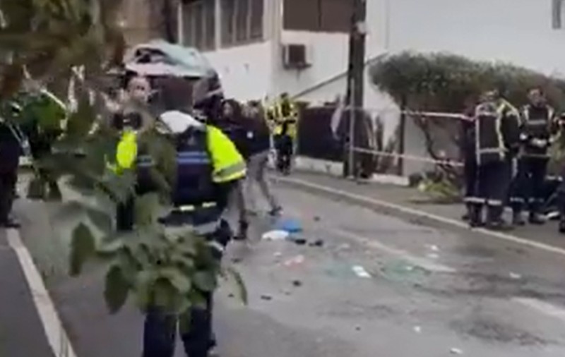 Trei băieți au murit înecați, după ce mașina în care se aflau s-a răsturnat și a căzut într-o piscină, cu roțile în sus | VIDEO