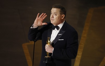 epa10519083 Brendan Fraser after winning the Oscar for Best Actor for 'The Whale' during the 95th annual Academy Awards ceremony at the Dolby Theatre in Hollywood, Los Angeles, California, USA, 12 March 2023. The Oscars are presented for outstanding individual or collective efforts in filmmaking in 24 categories. EPA-EFE/ETIENNE LAURENT