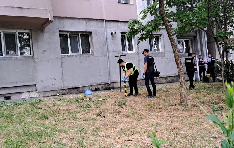O fetiță de 4 ani rămasă singură în apartament a murit, după ce a căzut de la etajul 4 al unui bloc din Galați
