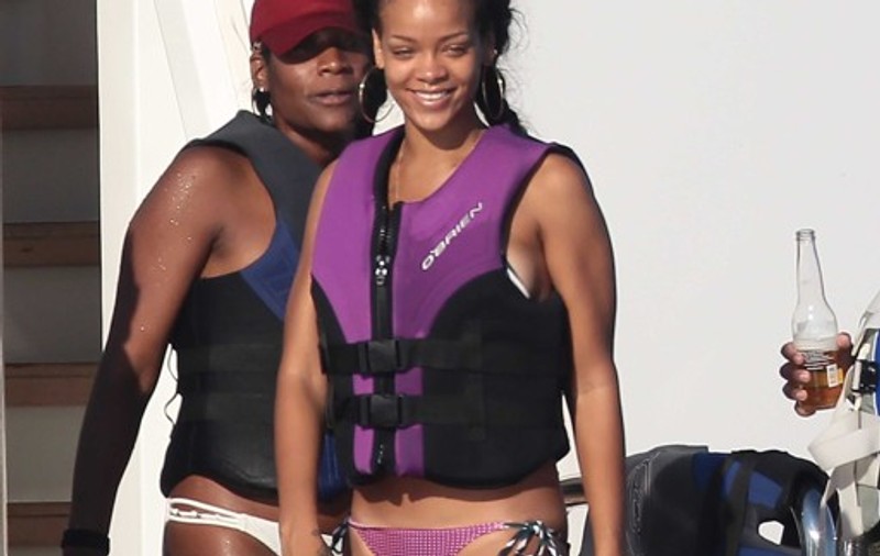 Rihanna nu poate accepta moartea bunicii ei! Aşteaptă un semn de la ea!!!