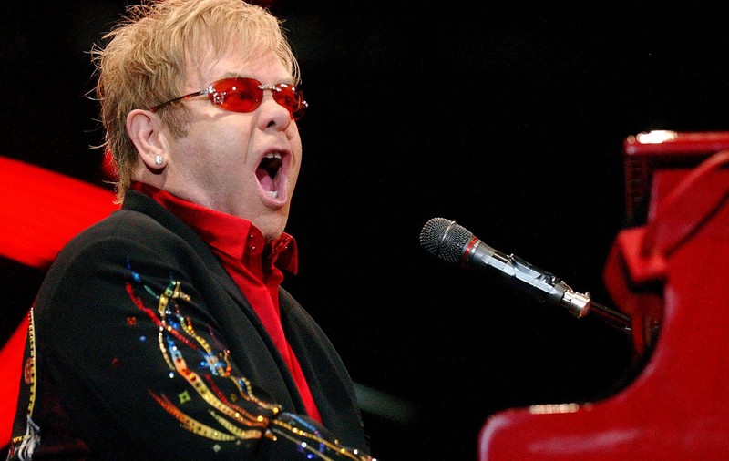 Elton John împlineşte azi 65 de ani