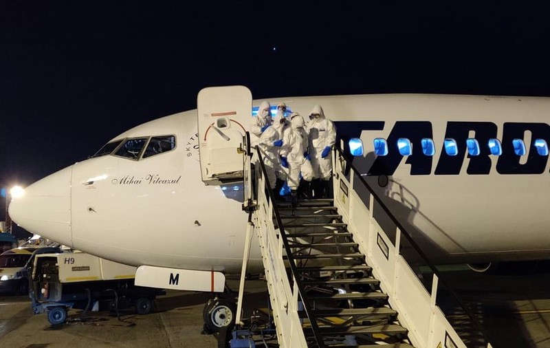 Măsuri excepționale pe Aeroportul din Iași. Români, veniți din Londra, așteptați de jandarmi la aterizare
