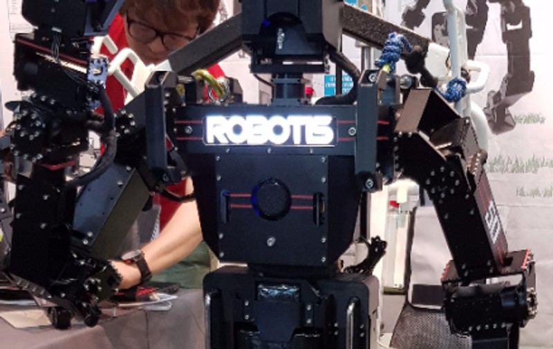 Patru elevi din Galaţi au realizat un robot pentru creşterea şi îngrijirea sturionilor. Ei vor merge la Olimpiada Internaţională de Robotică