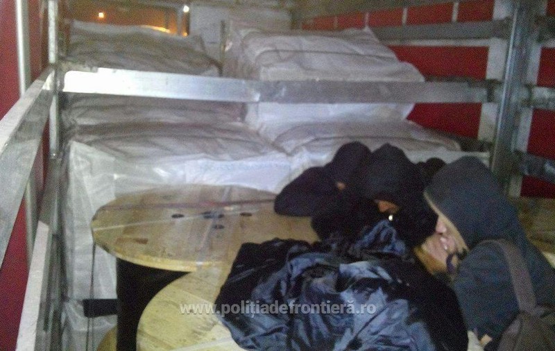 Migranții au plătit câte 4.000 de euro pentru un loc într-un camion care urma să ajungă în Germania!