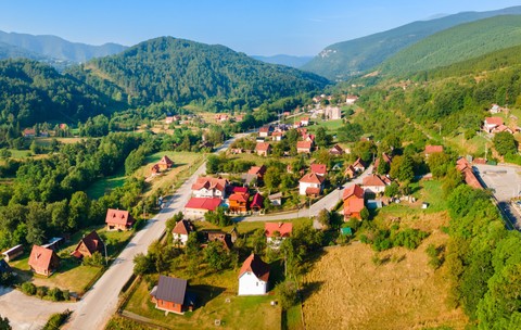 Cu prețul unui apartament mediu în Belgrad, care se ridică astăzi la aproximativ 180.000 de euro, este posibil să achiziționați un întreg complex etno cu lac propriu în Serbia. Sursă foto Shutterstock