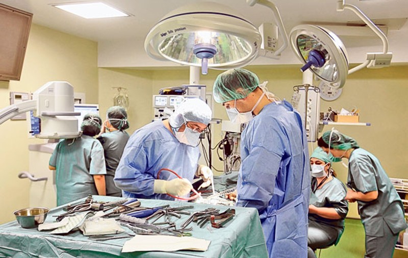 Premieră la Târgu Mureș! Chirurgii au extirpat un chist renal uriaș
