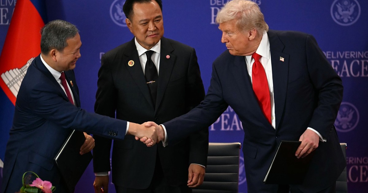 Premierul thaiilandez Anutin Charnvirakul (centru) asistă la strângerea mâinii între Donald Trump (dreapta) și premierul cambodgian Hun Manet Foto: Profimedia