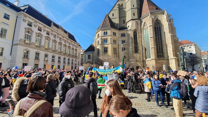 „Stop Putin, stop the war” a fost mesajul manifestanților în Viena