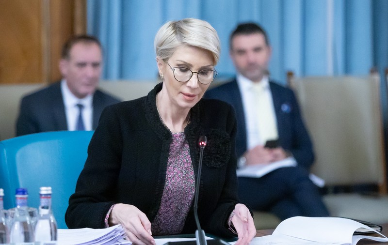 Guvernul rezolvă prin OUG problema decontării navetei şcolare. Aprobarea licențelor  transportatorilor, condiţionată de  transportul gratuit al elevilor