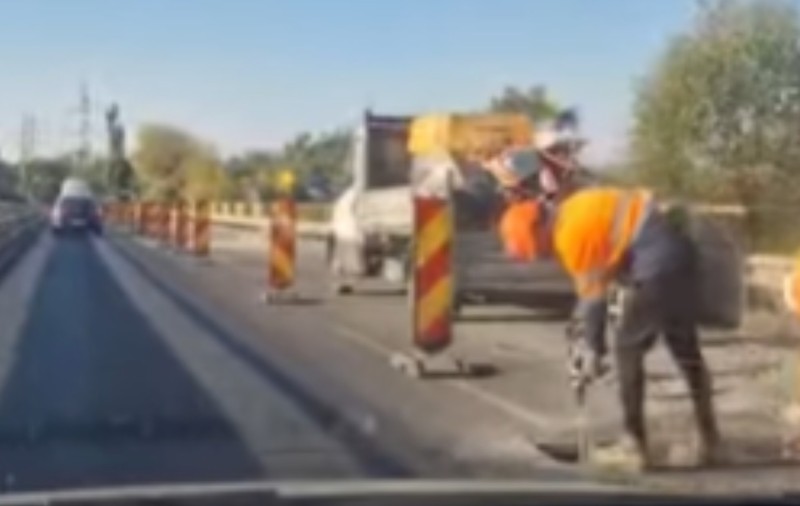 Șoferii circulă în apropiere de Ploiești cu nervii întinși la maximum și 15 km pe oră | VIDEO