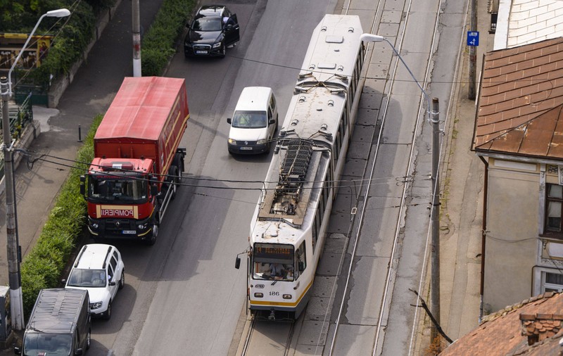 Un pieton a fost lovit de tramvai în București, în zona Piața Obor. Circulația pe liniile 1 și 10 este blocată