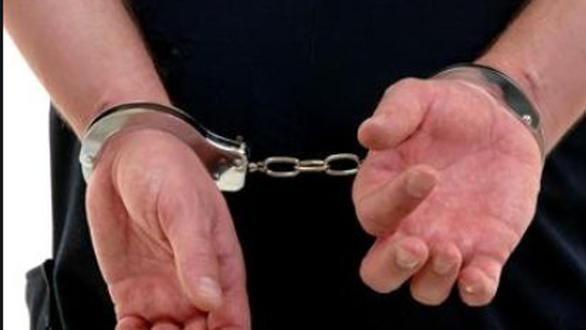 Tânăr de 21 de ani, bănuit că l-a omorât în bătaie pe fiul unui consilier local din Argeș, a fost arestat preventiv