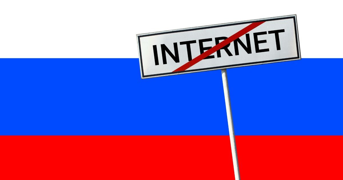 Imagine creativă cu un indicator rutier care arată lipsa internetului, iar pe fundal steagul Rusiei